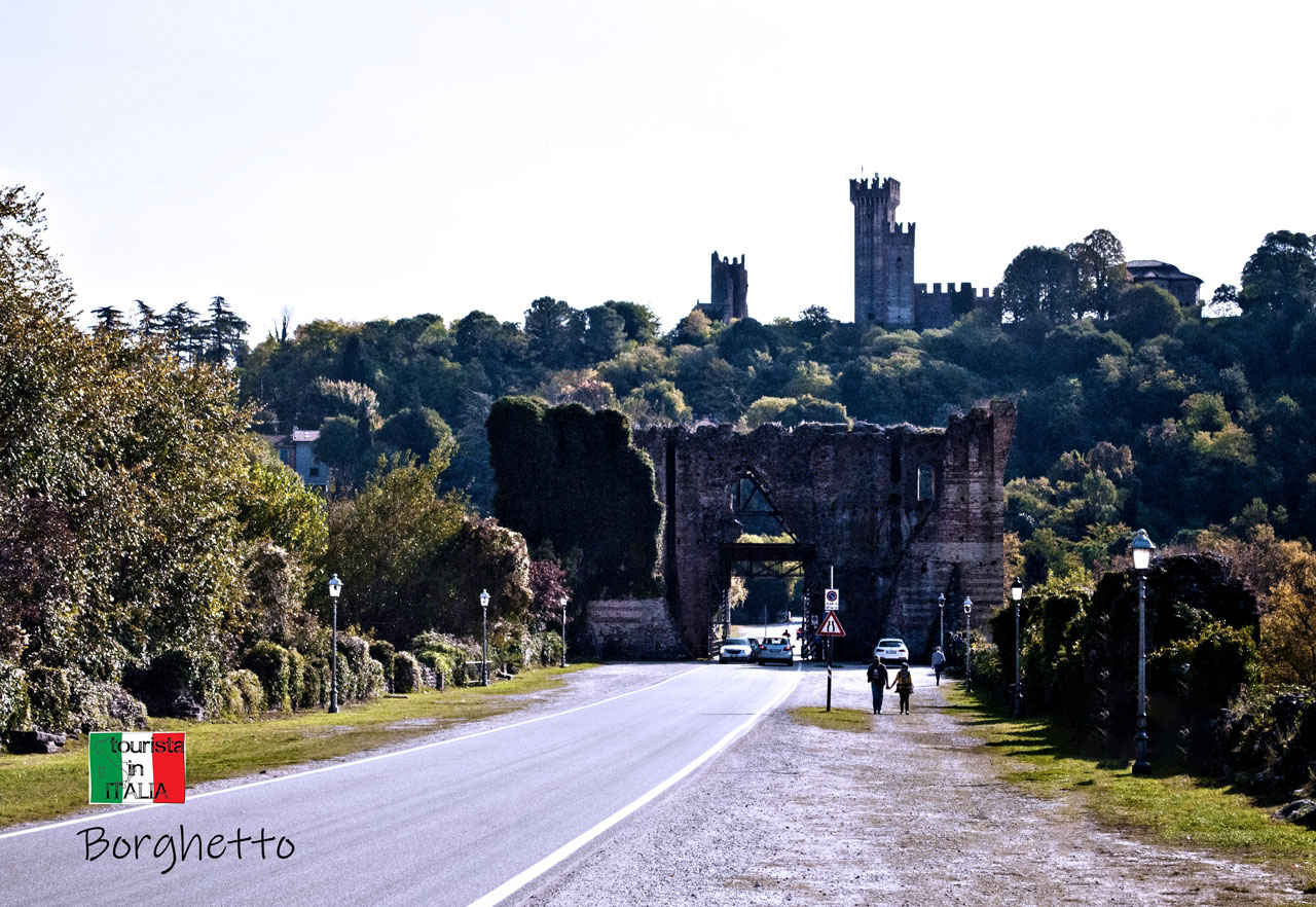 Borghetto, sullo sfondo il castello scaligero