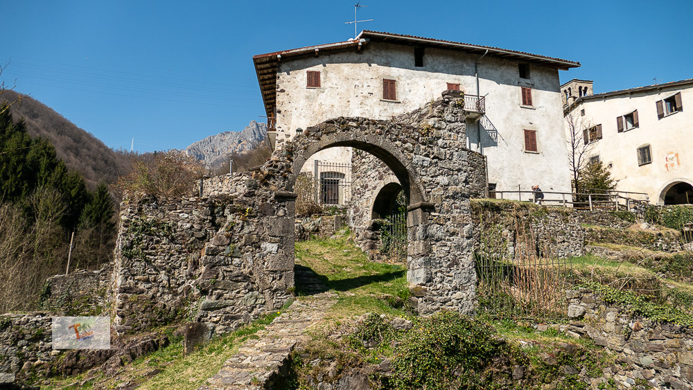 Cornello dei Tasso, resti di Palazzo dei Tasso - Turista a due passi da casa