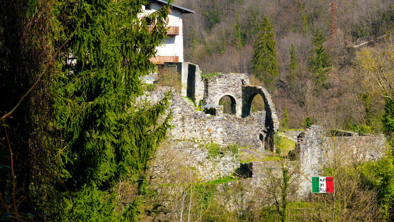 Cornello dei Tasso, ruderi di palazzo Tasso visto dalla via mercatorum