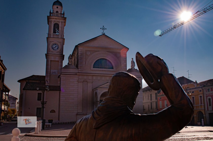 Brescello, statua Peppone e chiesa - turista a due passi da casa