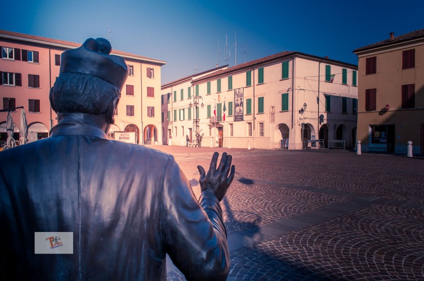 Brescello, statua Don Camillo e municipio - turista a due passi da casa