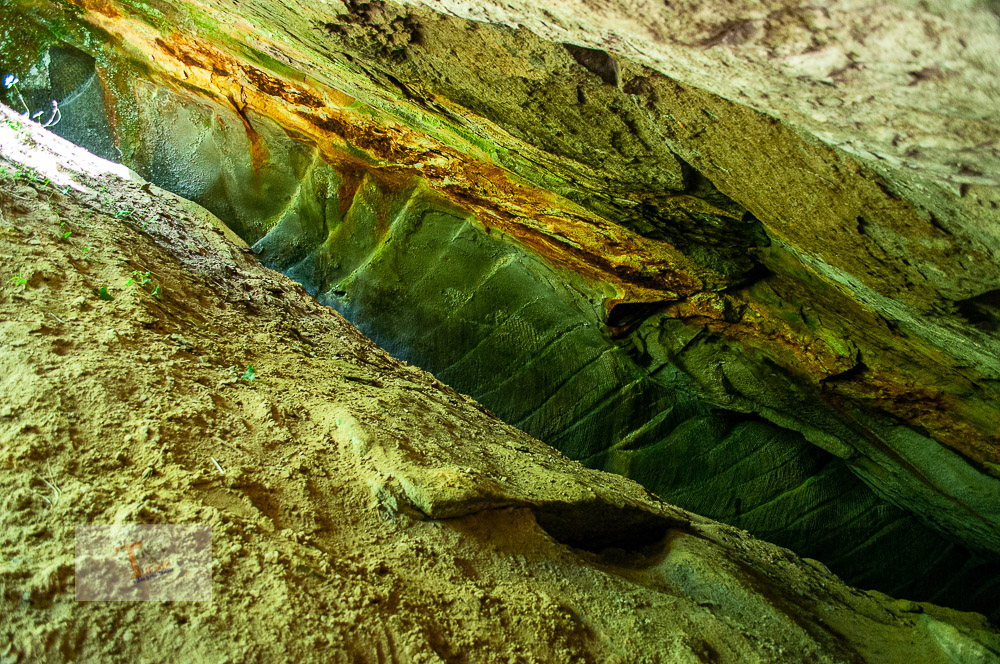 I colori della roccia delle Grotte di Cagno,- Turista a due passi da casa