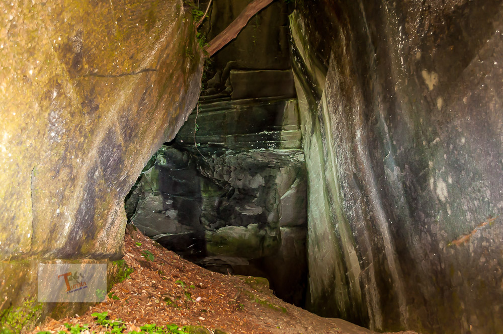 L'ingresso di una caverna alle Grotte di Cagno  - Turista a due passi da casa