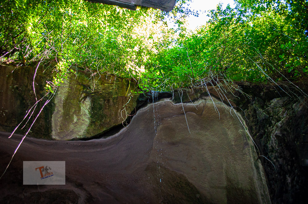Vista dall'interno di  una delle Grotte di Cagno - Turista a due passi da casa