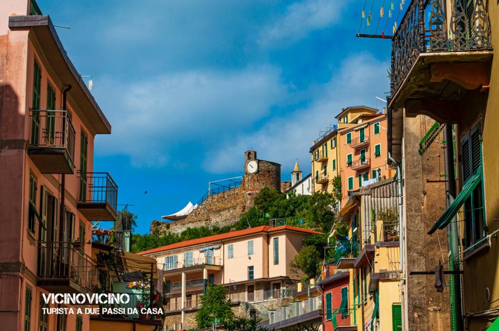 Riomaggiore, vista sul castello e la torre dell'orologio