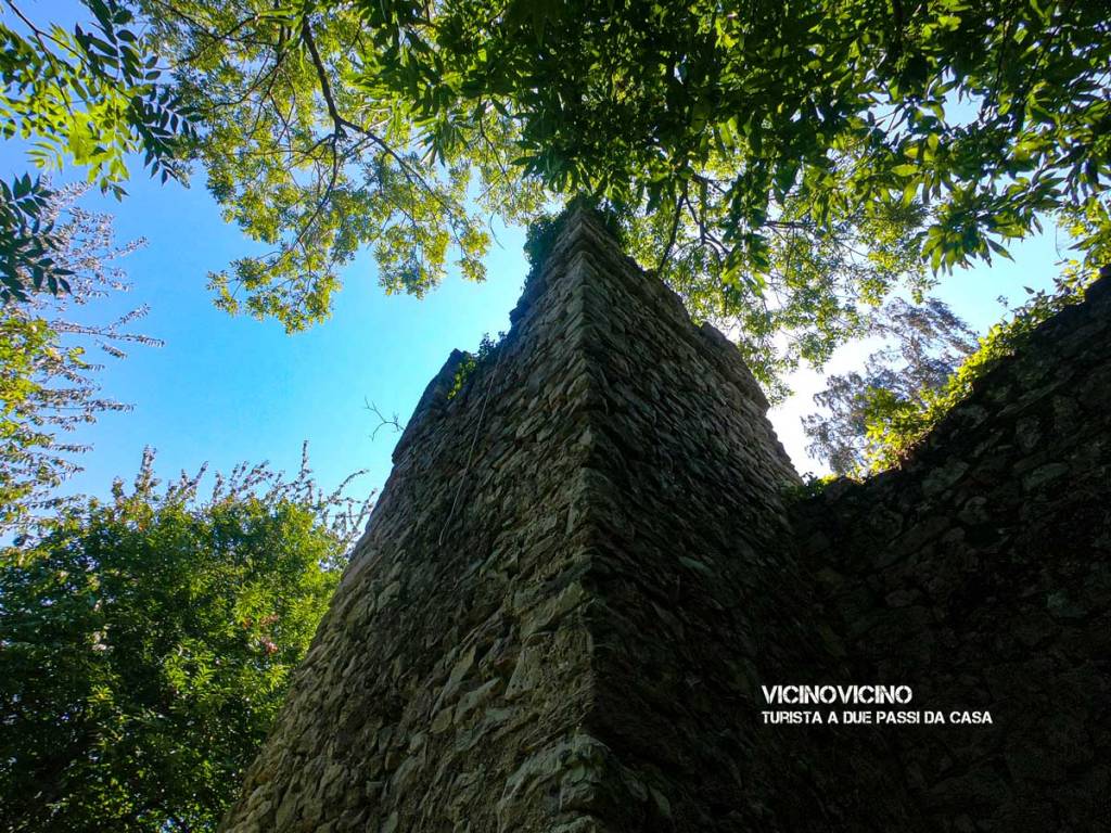 Una delle torri della Rocca di Orino - Turista A Due Passi Da Casa