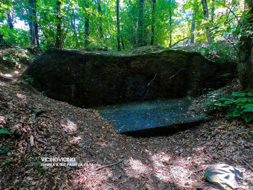 Il masso erratico di Orino, o Sasso Nero - Turista A Due Passi Da Casa