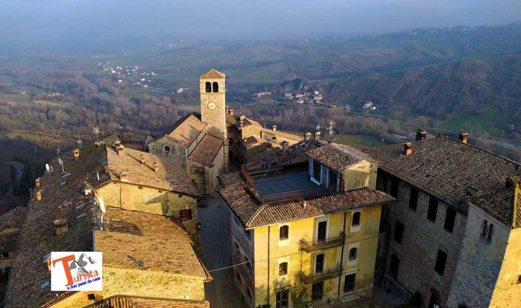 L’antico borgo fortificato di Vigoleno, tra storia  e i piaceri della&nbsp;tavola