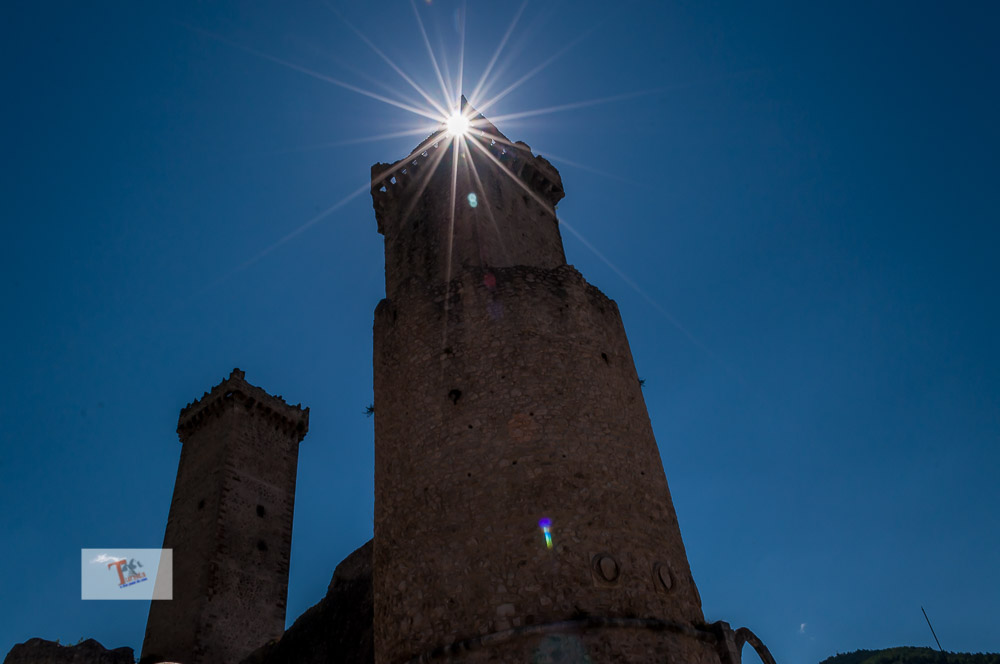 Pacentro, Castello Caldora, torri - Turista a due passi da casa