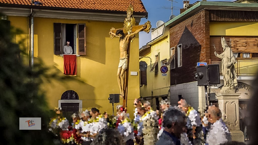 Castano Primo, Crocifisso in processione- Turista a due passi da casa