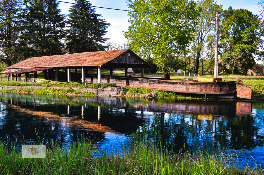 Navigli di Milano, una chiatta per il trasporto delle merci - Turista a due passi da casa