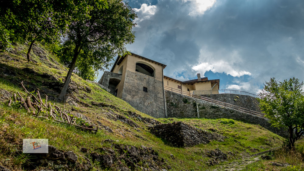 Come viandanti verso la chiesa di Santa Maria sopra&nbsp;Olcio