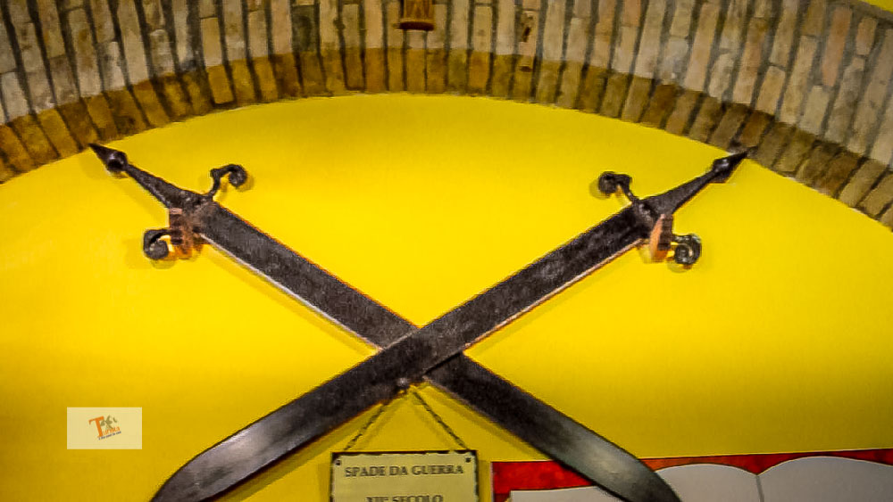 Grotte di Gradara, spade da guerra - Turista a due passi da casa