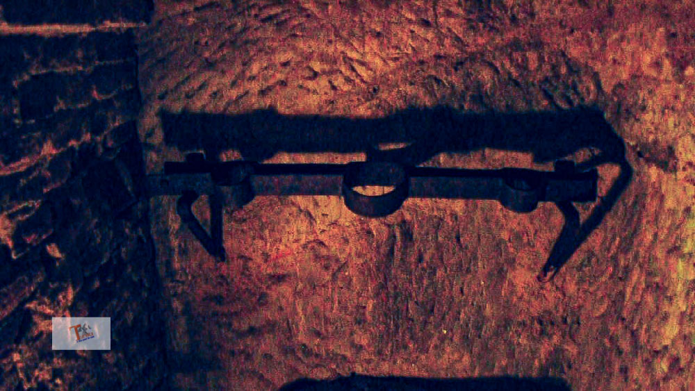 Grotte di Gradara, strumento per legare i prigionieri 02- Turista a due passi da casa