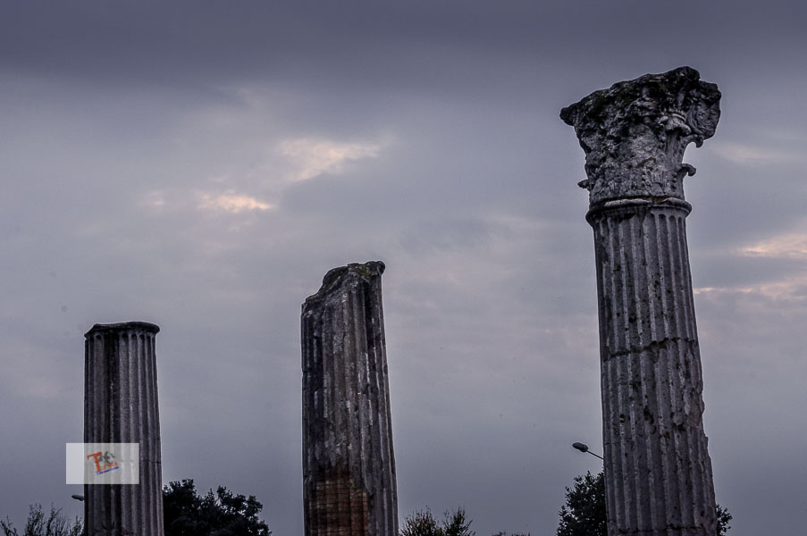 Aquileia, colonne nell'area archeologica - Turista a due passi da casa