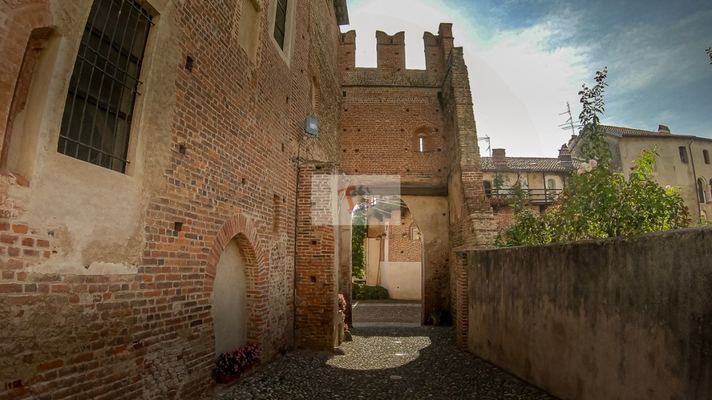 Buronzo, castello, porta torre vista dall'interno - Turista a due passi da casa