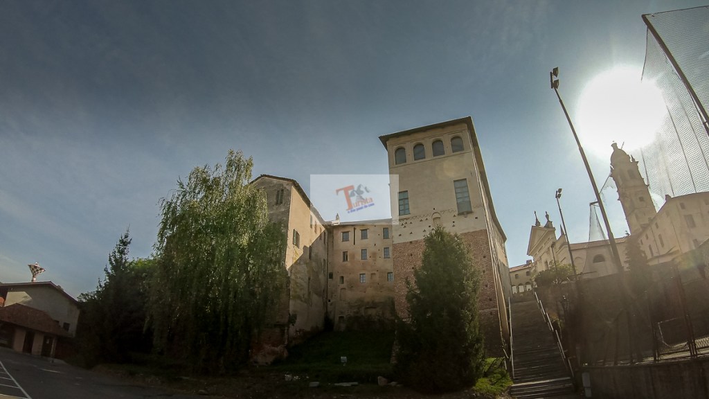 Buronzo, castello, visto dalla piazza sottostante - Turista a due passi da casa