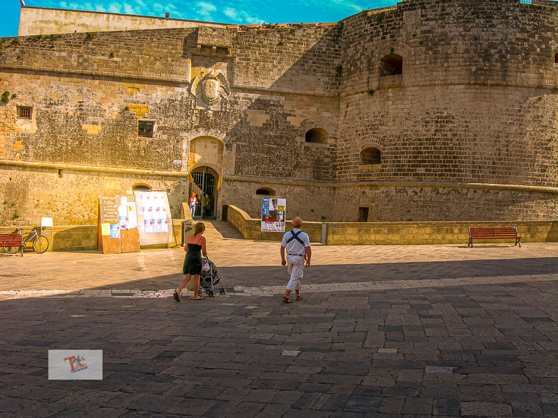 Otranto, castello, sull'ingresso l'emblema di Carlo V d'Asburgo- Turista a due passi da casa