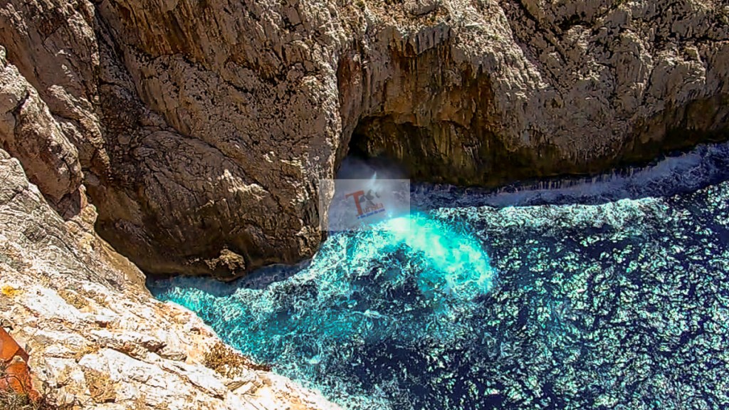Capo Caccia, rocce a strapiombo sul mare - Turista a due passi da casa