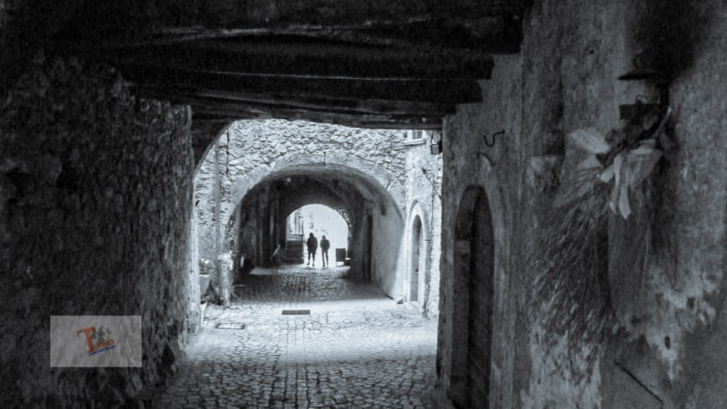 Santo Stefano di Sessanio, via porticata - Turista a due passi da casa