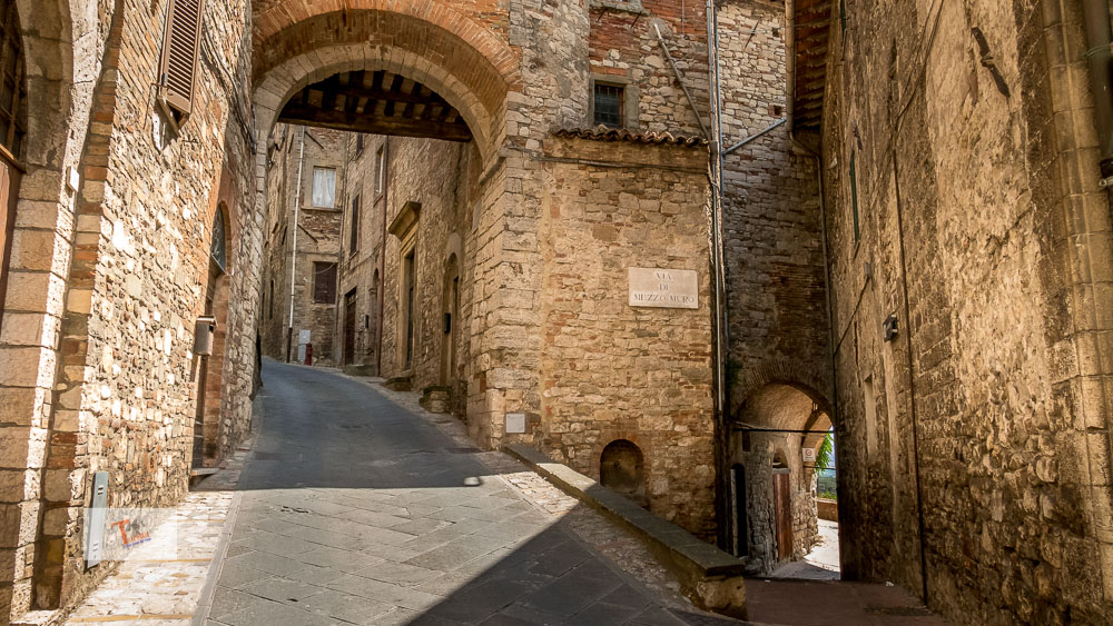 Todi, via di Mezzo Muro - Turista a due passi da casa