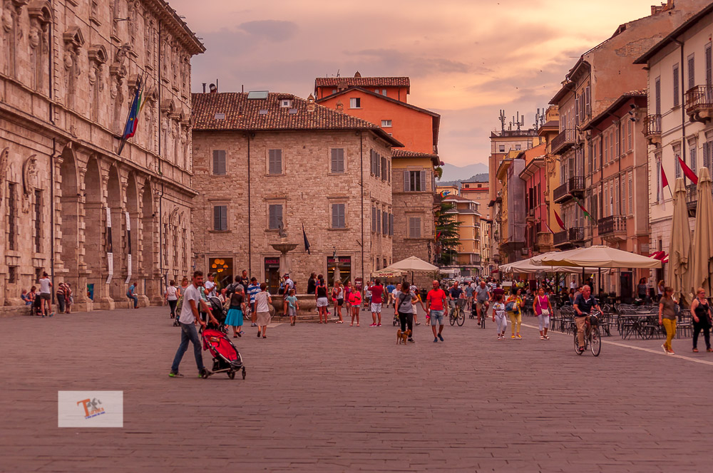 Ascoli Piceno, Piazza dell'Arringo- Turista a due passi da casa