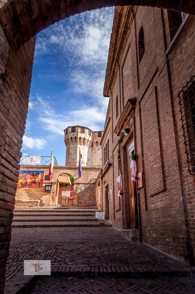 Gradara, l'ingresso del castello - Turista a due passi da casa