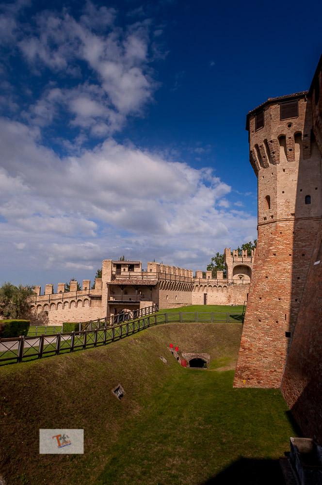 Gradara, vista sul fossato del castello - Turista a due passi da casa