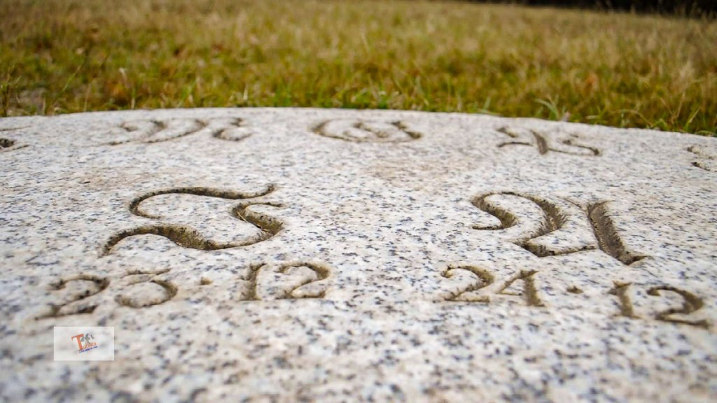 Bernate Ticino, Calendario Celtico, monumento particolare 04 - Turista a due passi da casa