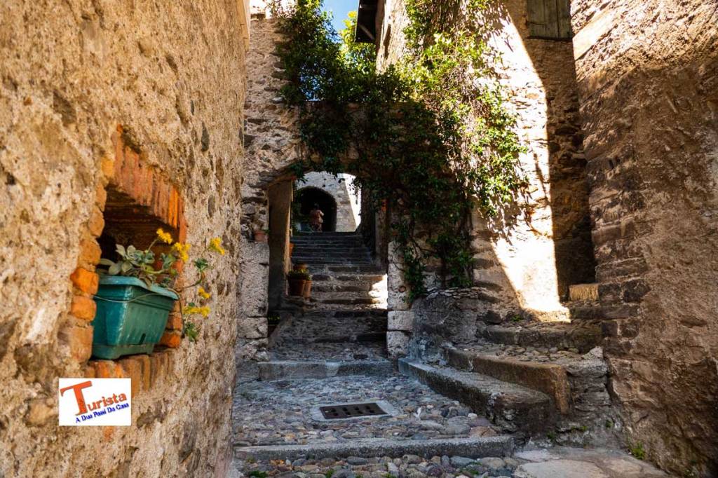 Corenno Plinio, scorcio cittadino sui gradini - Turista A Due Passi Da Casa