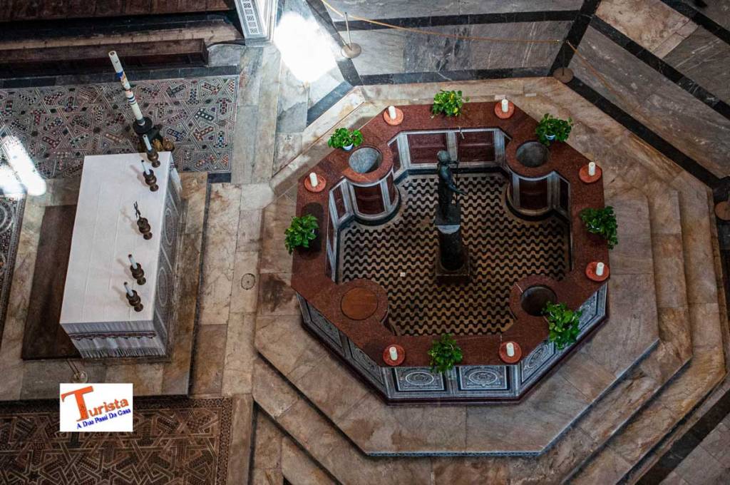 Pisa, fonte battesimale del Battistero - Turista A Due Passi Da Casa