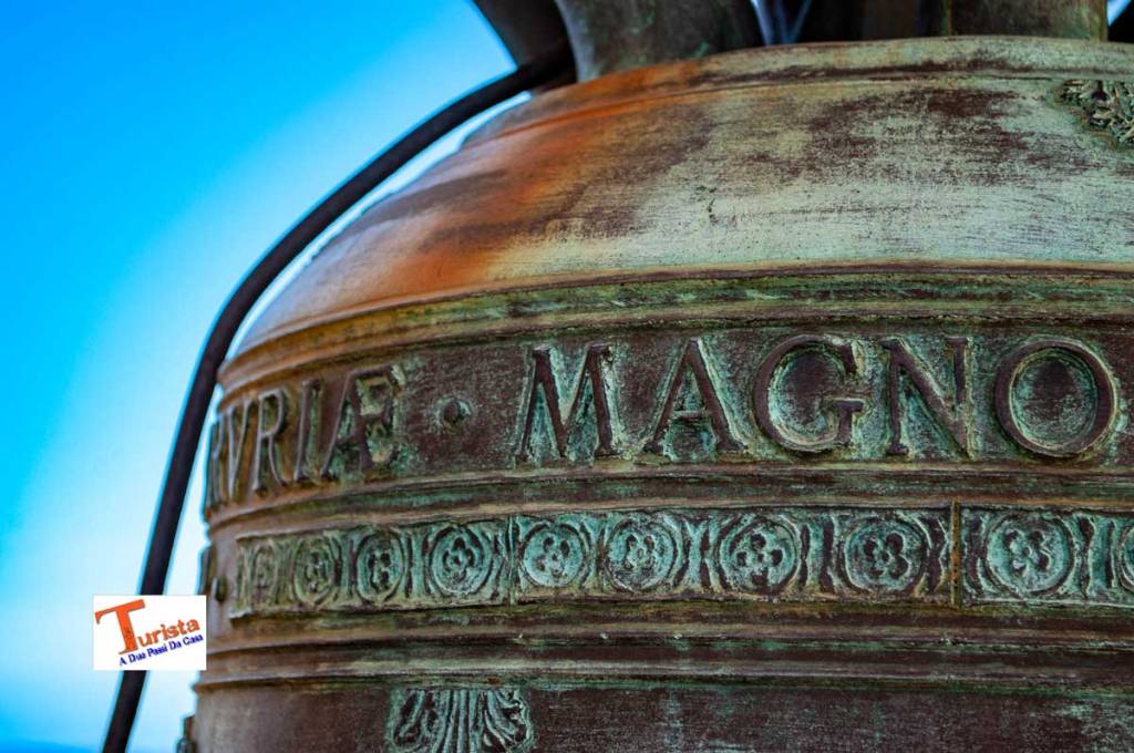 Pisa, particolare di una campana della Torre Pendente - Turista A Due Passi Da Casa