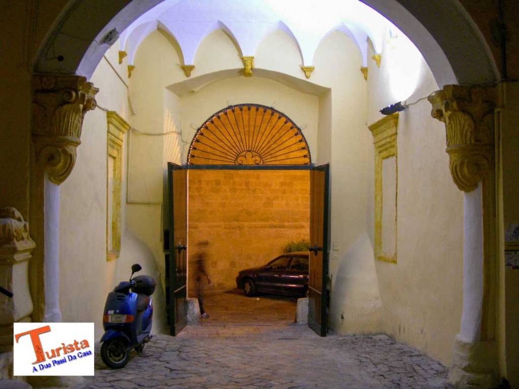 Gallipoli, un cortile - Turista A Due Passi Da Casa