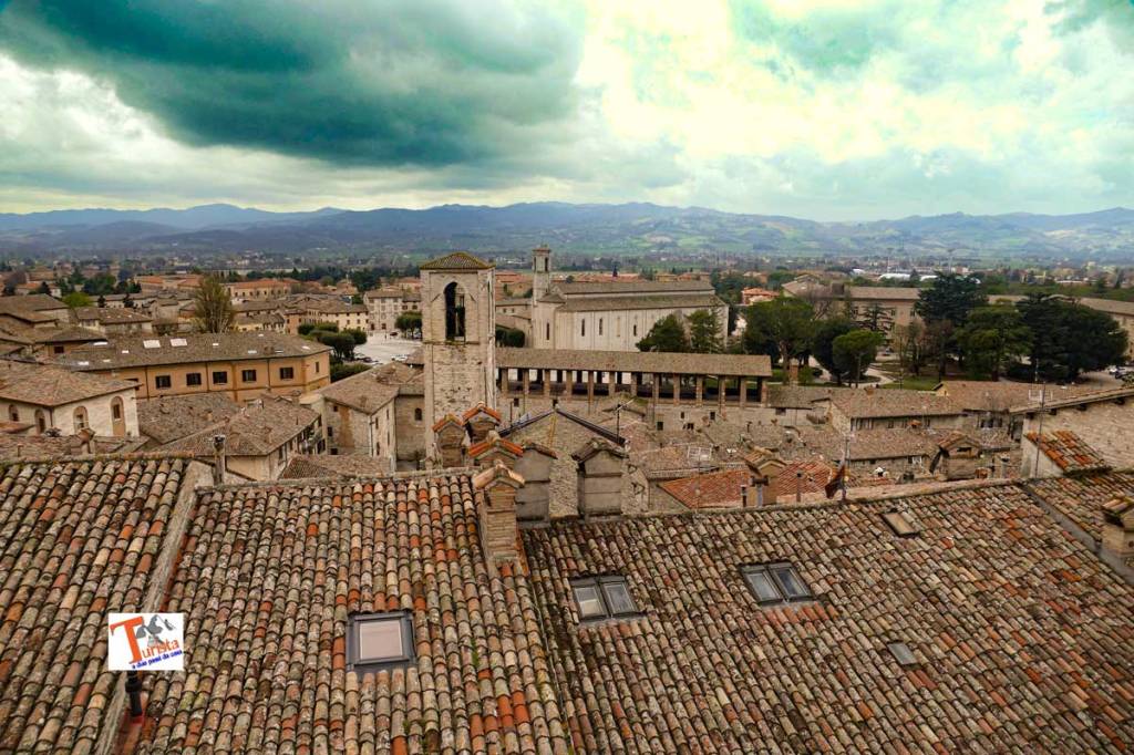 Gubbio, Scorcio, Turista A Due Passi Da Casa