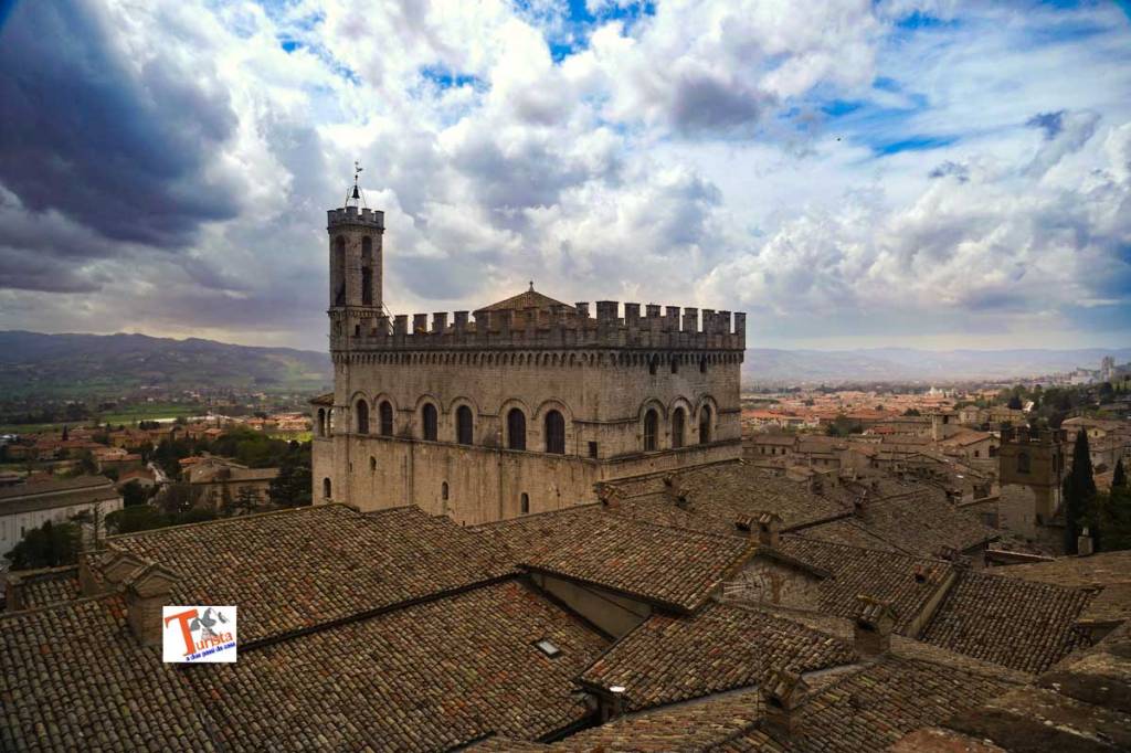 Gubbio, scorcio, Turista A Due Passi Da Casa