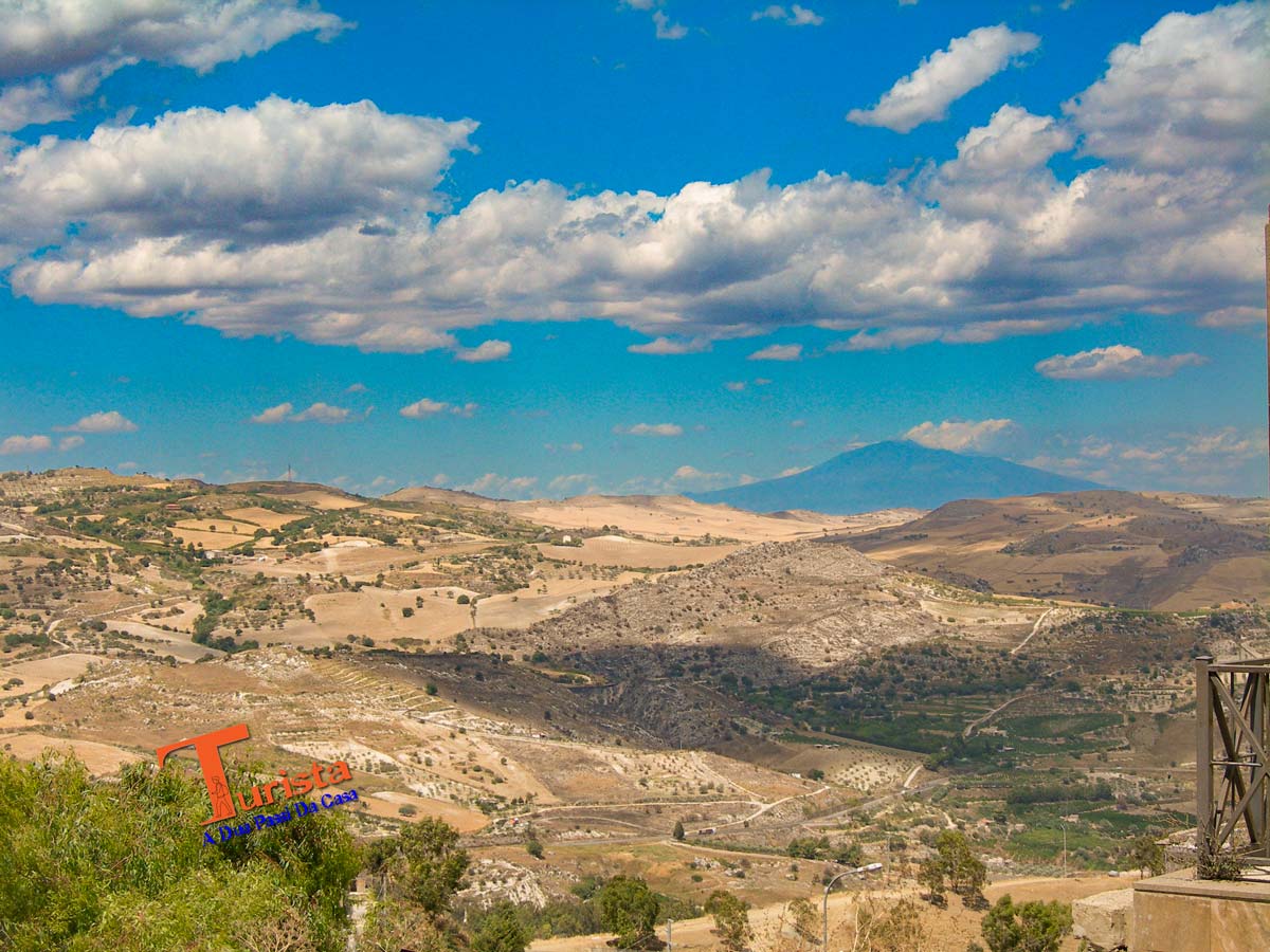 Caltagirone, panorama. sullo sfondo l'Etna - Turista A Due Passi Da Casa
