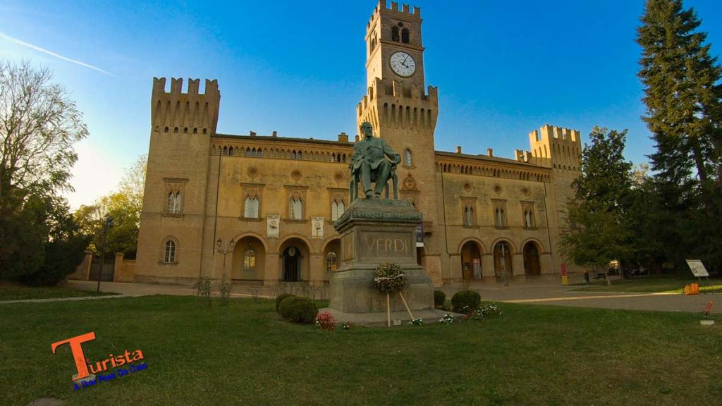 Busseto, Statua Giuseppe Verdi e sullo sfondo il Teatro- Turista A Due Passi Da Casa