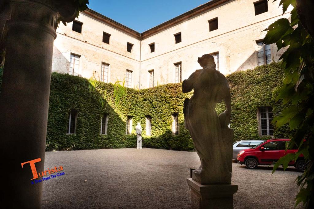 Rocca Meli Lupi, cortile d'onore - Turista A Due Passi Da Casa