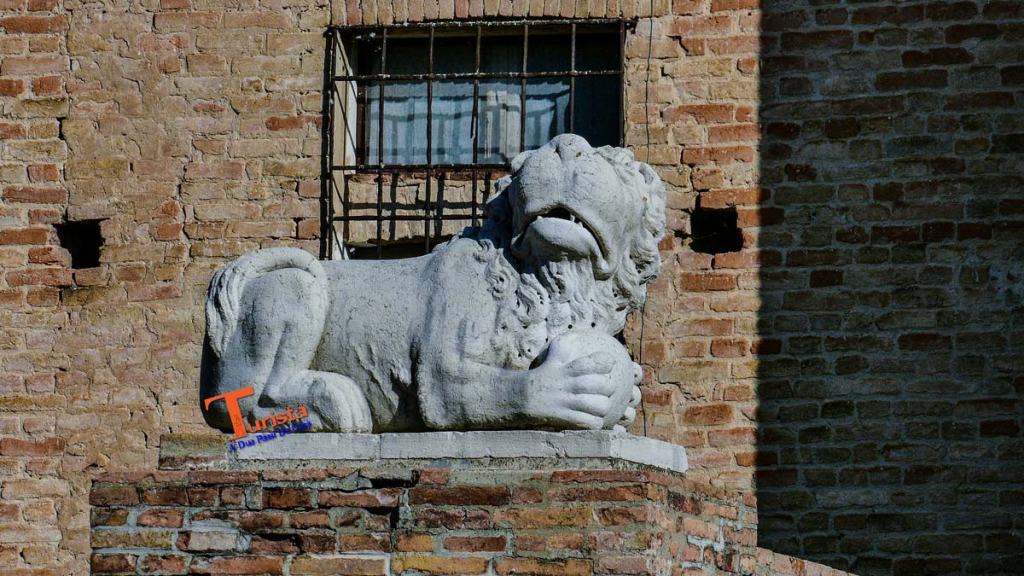 Rocca Meli Lupi, statua di un leone all'ingresso - Turista A Due Passi Da Casa
