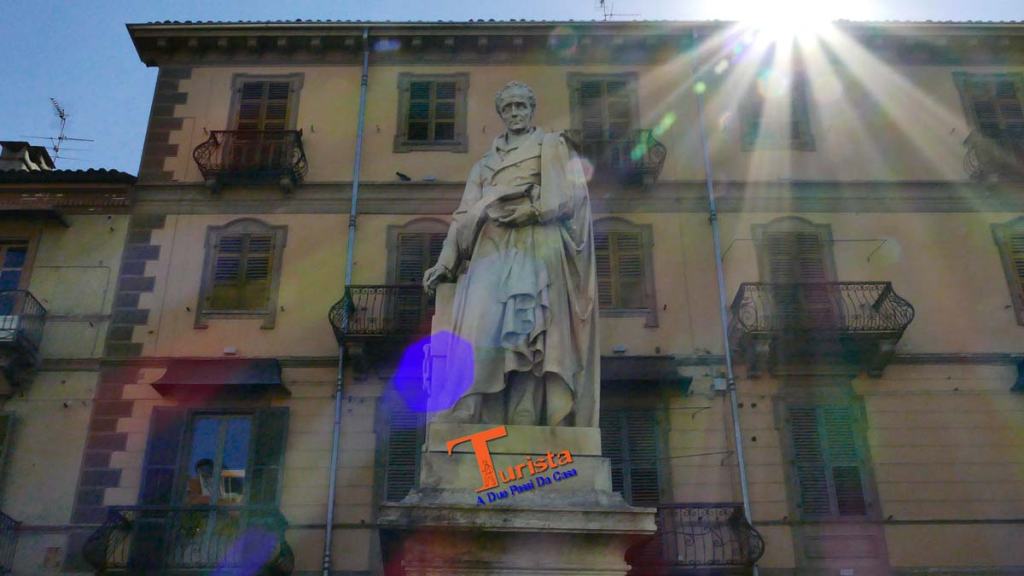 Saluzzo, statua a Silvio Pellico - Turista A Due Passi Da Casa