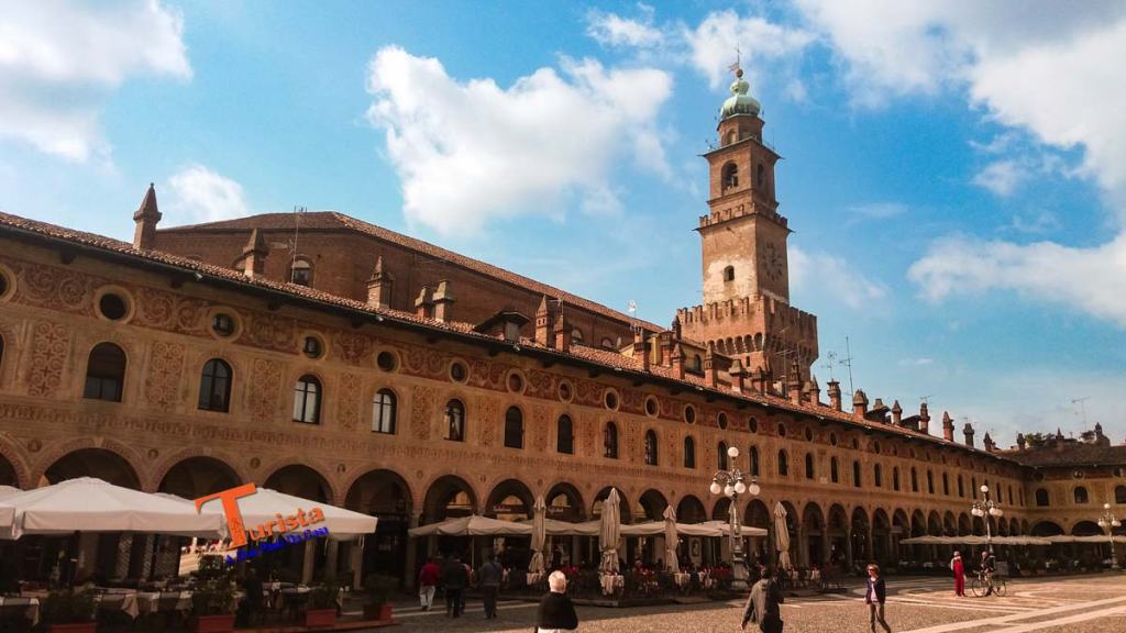 Vigevano, Piazza Ducale, i portici e la Torre del Bramante- Turista A Due Passi Da Casa