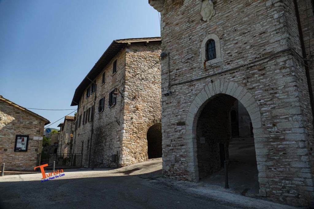 Fossato di Vico, l'accesso al borgo -Turista A Due Passi Da Casa