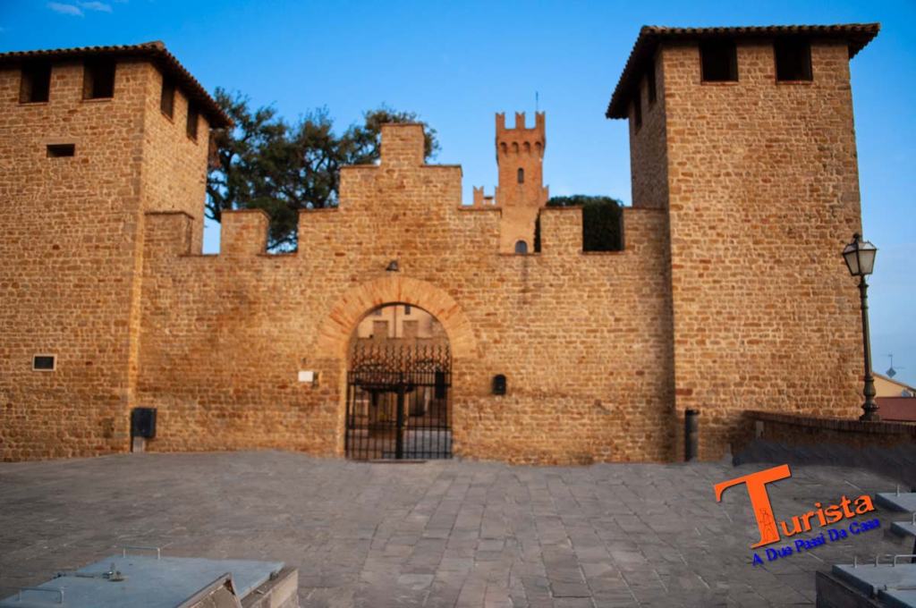 Tavoleto, l'ingresso del castello - Turista A Due Passi Da Casa