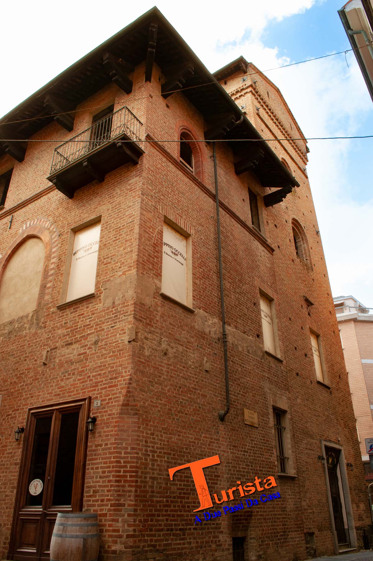 Alba, case-torri - Turista A Due Passi Da Casa