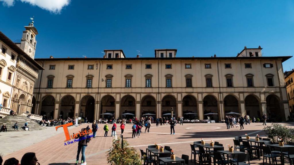 Arezzo, Piazza Grande, logge del Vasari - Turista A Due Passi Da Casa