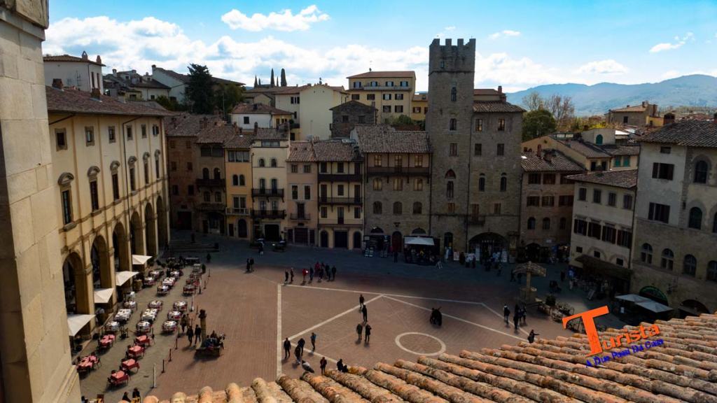 Arezzo, Piazza Grande - Turista A Due Passi Da Casa