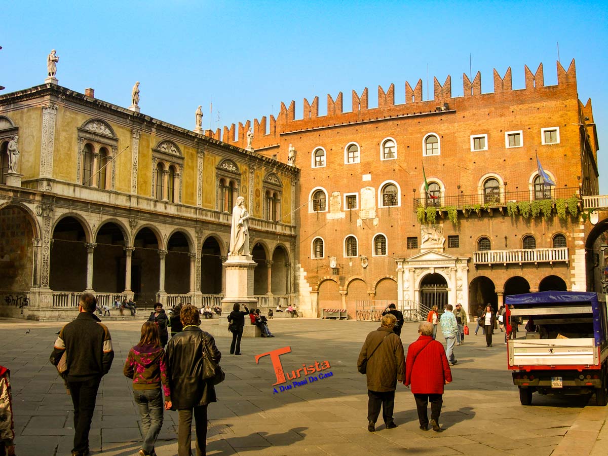 Verona, Piazza Dante - Turista A Due Passi Da Casa