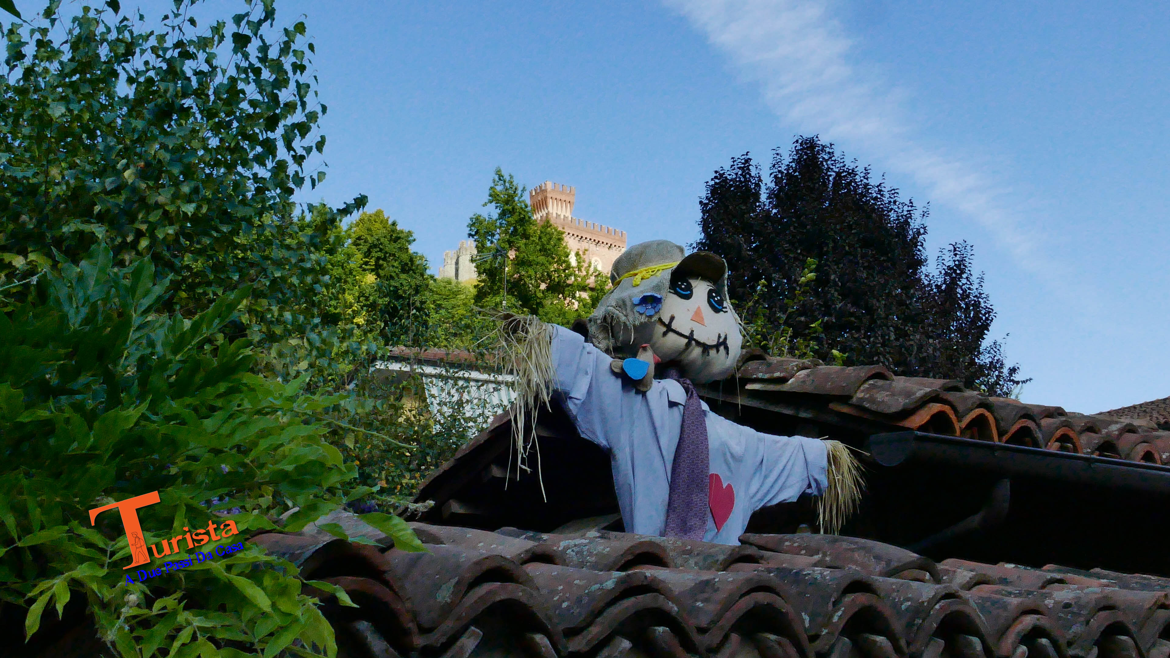 Castellar, spaventapasseri e castello - Turista A Due Pasi Da Casa