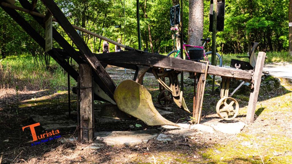 Lonate Pozzolo, via di Gaggio, un vecchio aratro - Turista A Due Passi Da Casa
