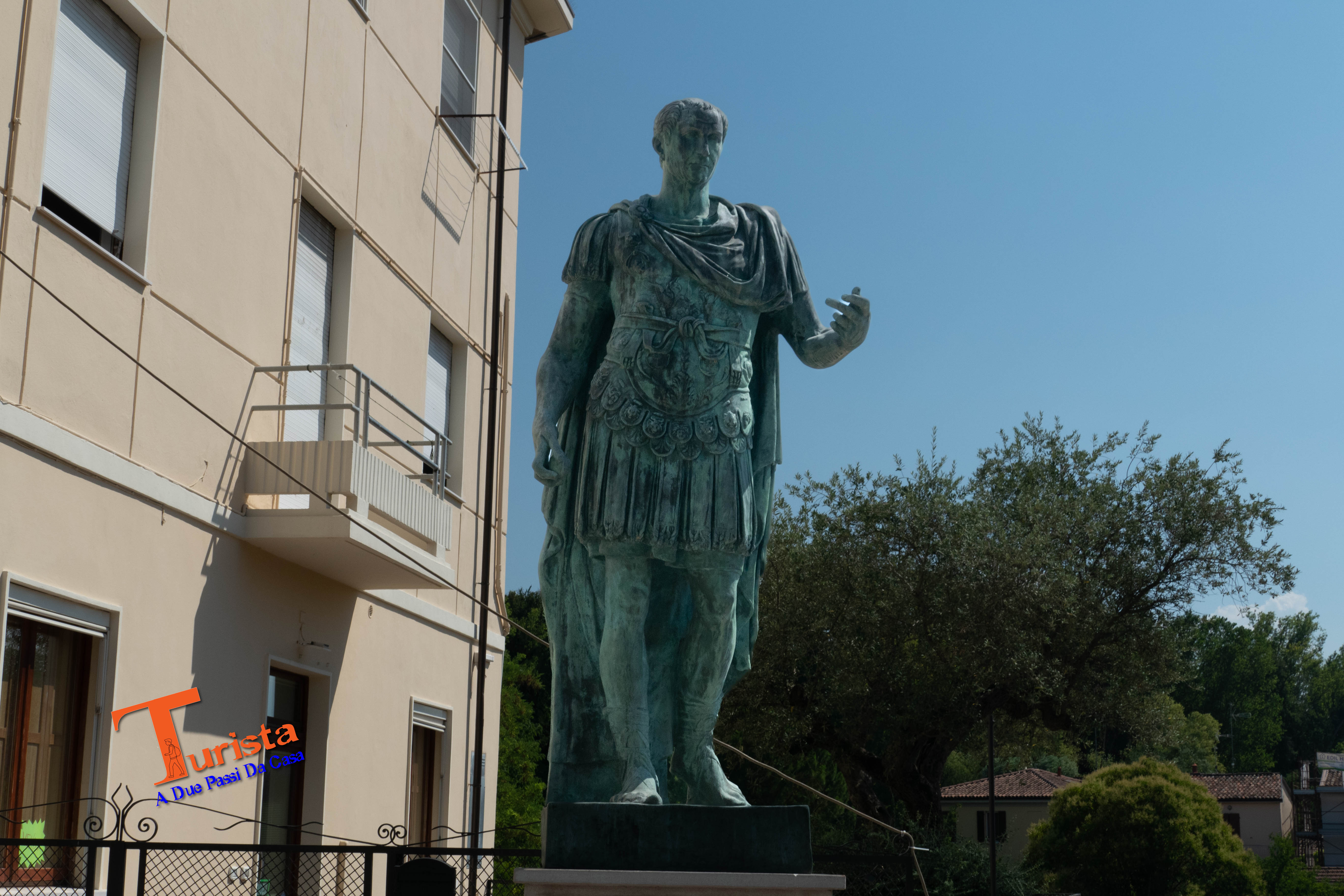 Savignano sul Rubicone, Statua di Giulio Cesare - Turista A Due Passi Da Casa